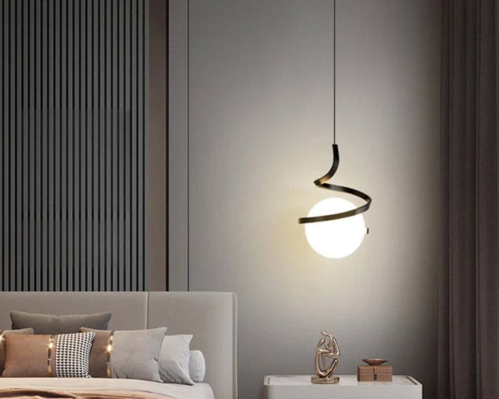 Suspension LED noire moderne et design allumée dans un salon