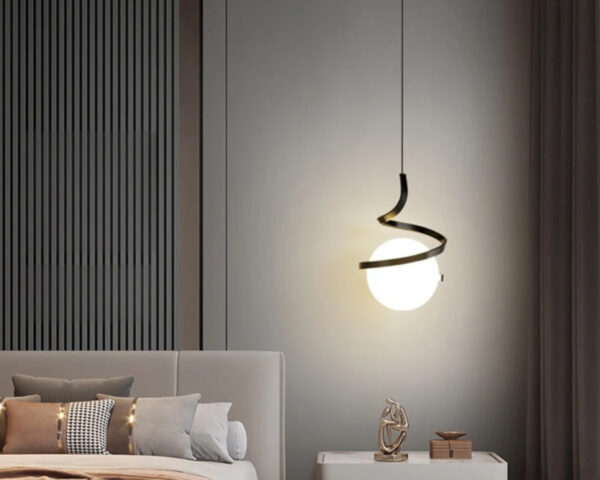 Suspension LED noire moderne et design allumée dans un salon
