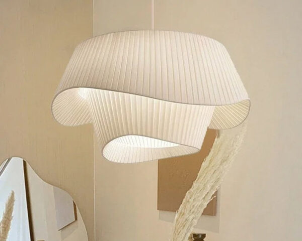 Suspension japonaise artistique et décorative en tissu allumée dans un intérieur