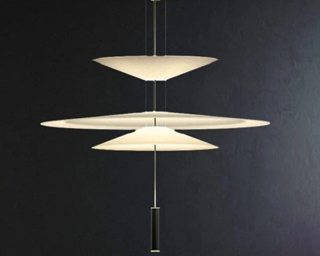Suspension moderne LED créative et design allumée formée de trois triangles. Sur fond noir.