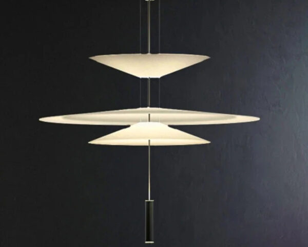 Suspension moderne LED créative et design allumée formée de trois triangles. Sur fond noir.