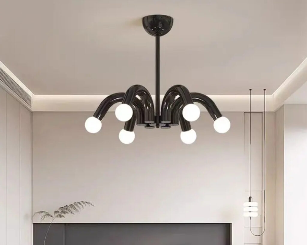 Suspension multiple design et décorative au style nordique noire allumée dans une pièce