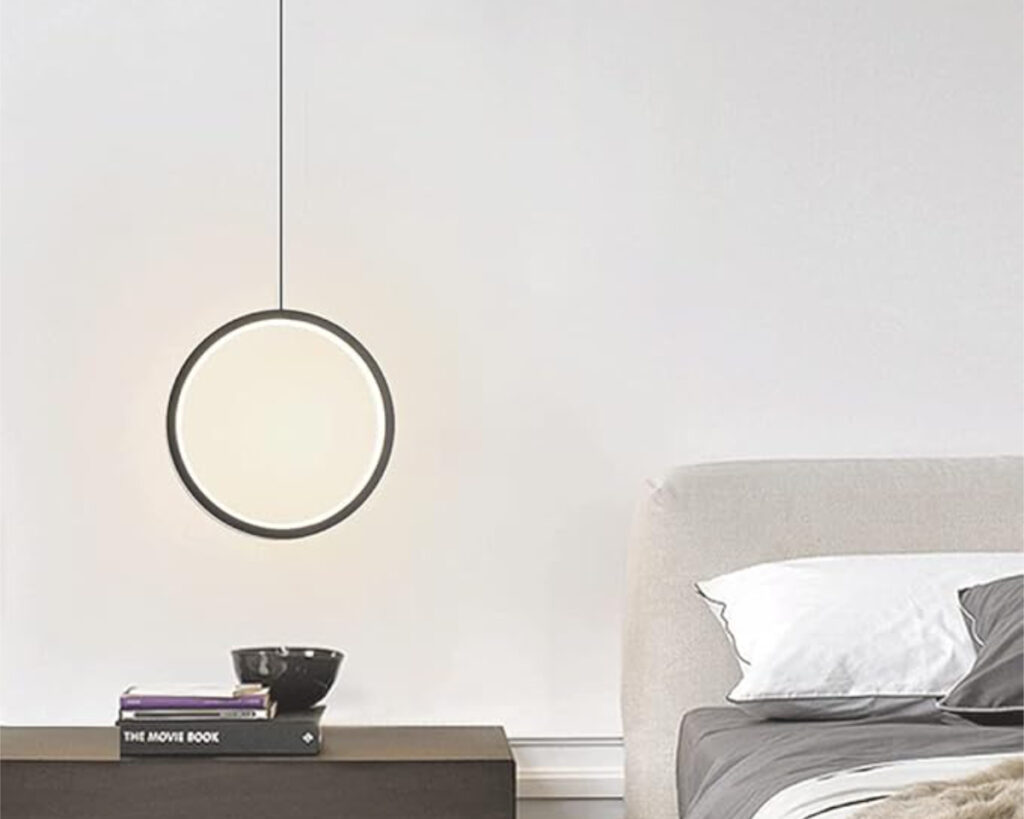 Suspension chambre moderne et circulaire à côté d'un lit