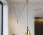 Suspension déportée dorée élégante et raffinée dans un intérieur