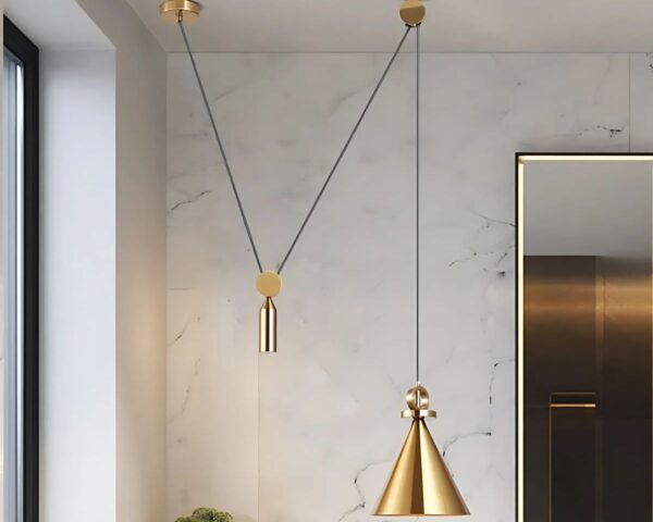 Suspension déportée dorée élégante et raffinée dans un intérieur