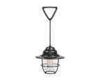 Petite lampe étanche noire ressemblant à une lanterne, sur fond blanc.
