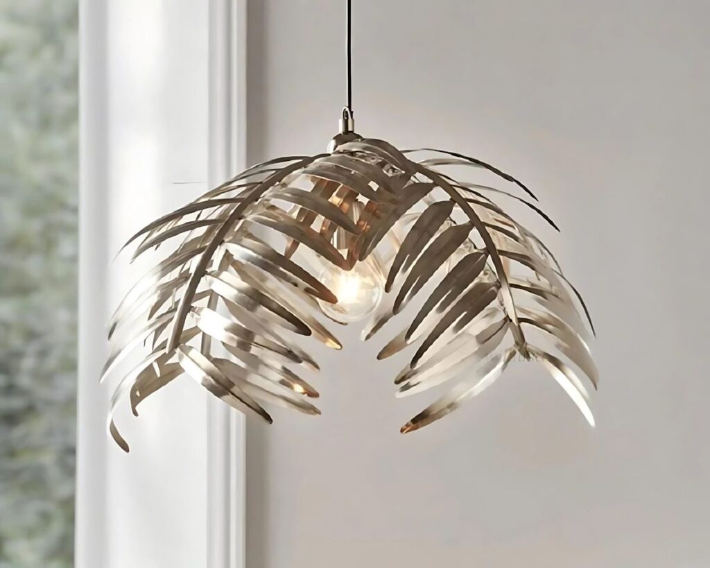 Suspension jungle ambiance exotique, imitation feuille de palmier de couleur argent.