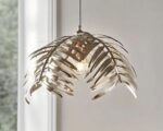 Suspension jungle ambiance exotique, imitation feuille de palmier de couleur argent.