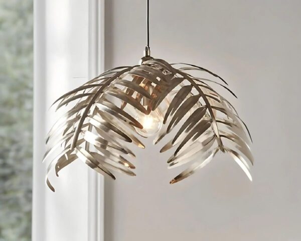 Suspension jungle ambiance exotique, imitation feuille de palmier de couleur argent.