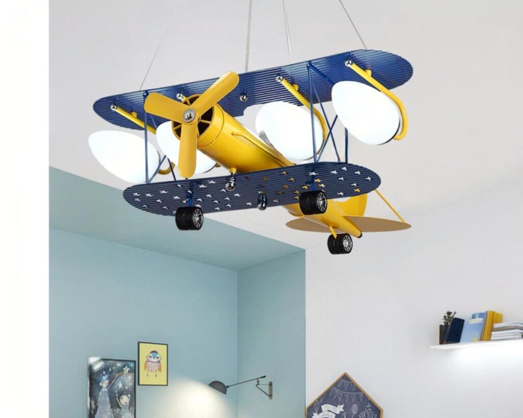 Suspension chambre enfant pour les rêves d'aviation, de couleur bleu et jaune, allumée et suspendue dans une chambre d'enfant.