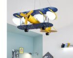 Suspension chambre enfant pour les rêves d'aviation, de couleur bleu et jaune, allumée et suspendue dans une chambre d'enfant.