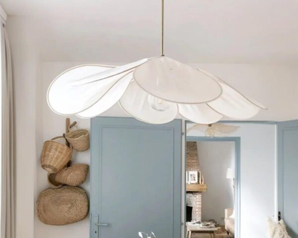 Suspension pétale blanche en tissu dans une pièce