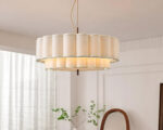 Suspension tissu design ondulé dans un intérieur clair