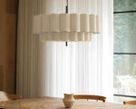 Suspension tissu design ondulé au-dessus d’une table à manger