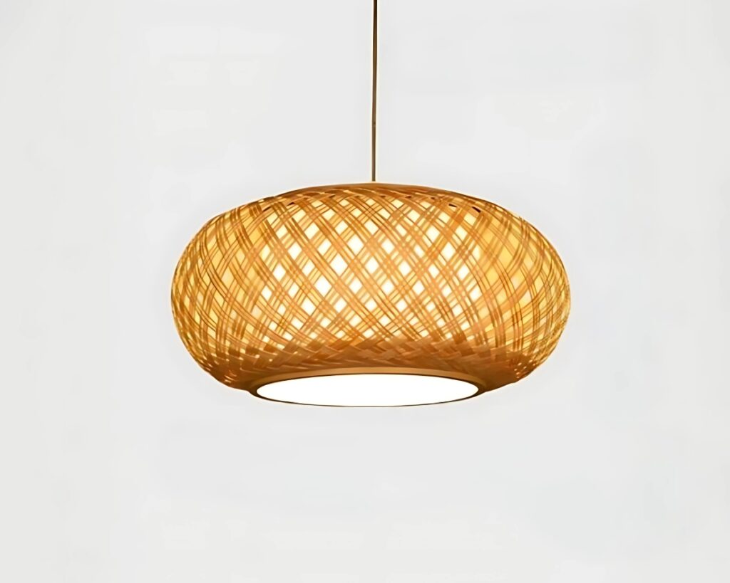Suspension bambou design et artistique sur fond gris.