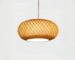 Suspension bambou design et artistique sur fond gris.