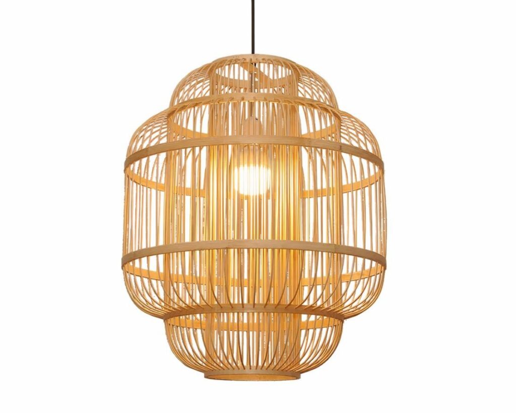Suspension bambou au design original sur fond blanc.