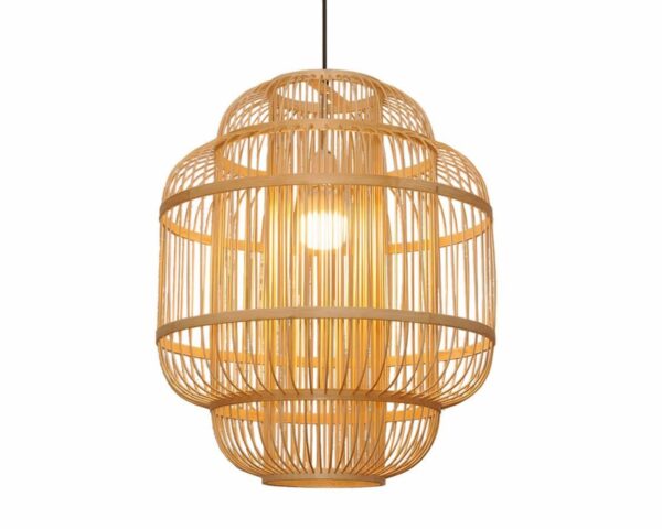 Suspension bambou au design original sur fond blanc.