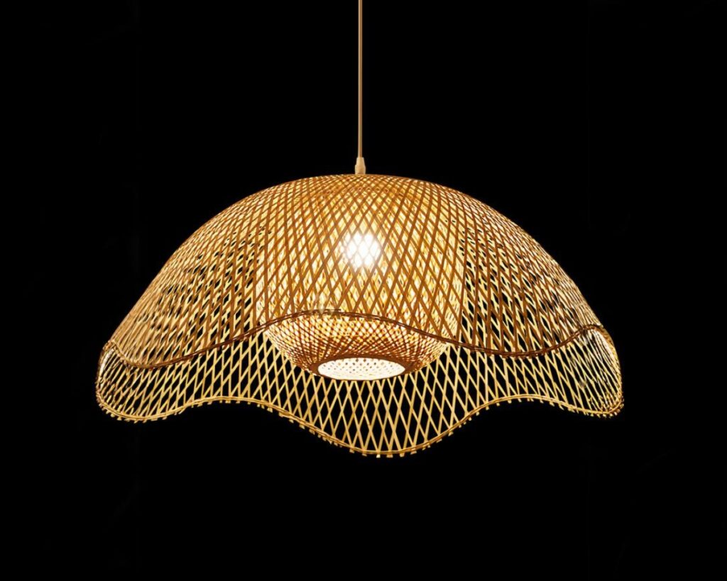 Suspension bambou en forme de chapeau sur fond noir.