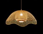 Suspension bambou en forme de chapeau sur fond noir.