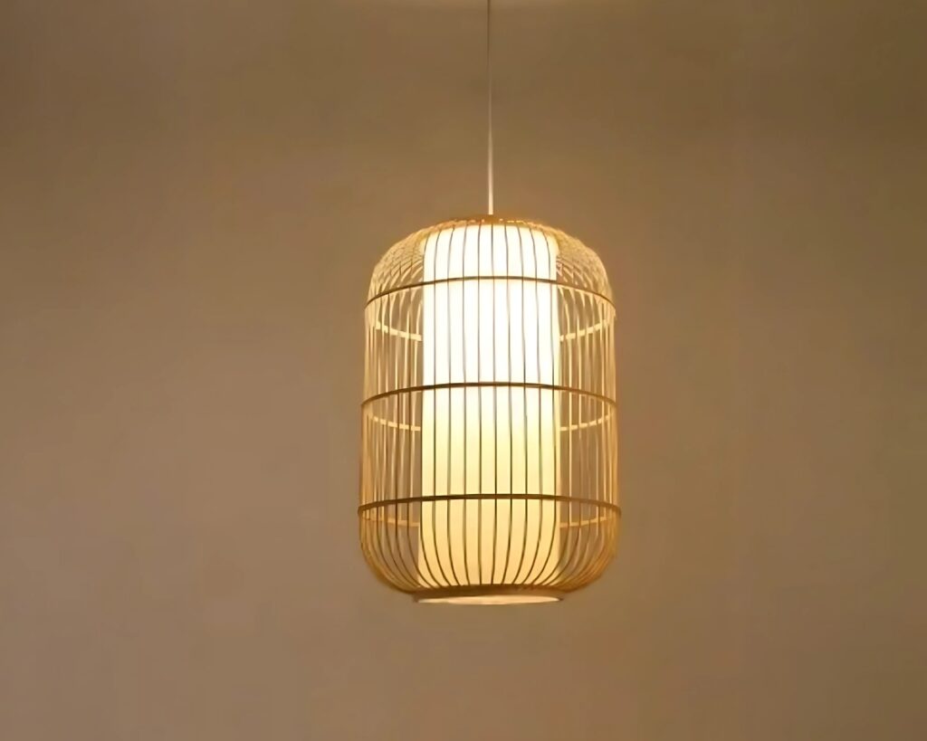 Suspension bambou marron de style asiatique sur fond marron.