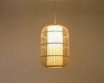 Suspension bambou marron de style asiatique sur fond marron.