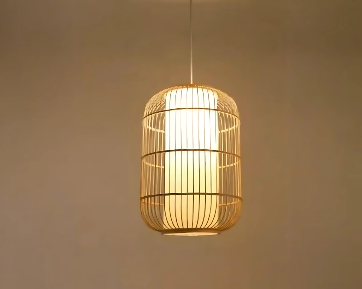 Suspension bambou marron de style asiatique sur fond marron.