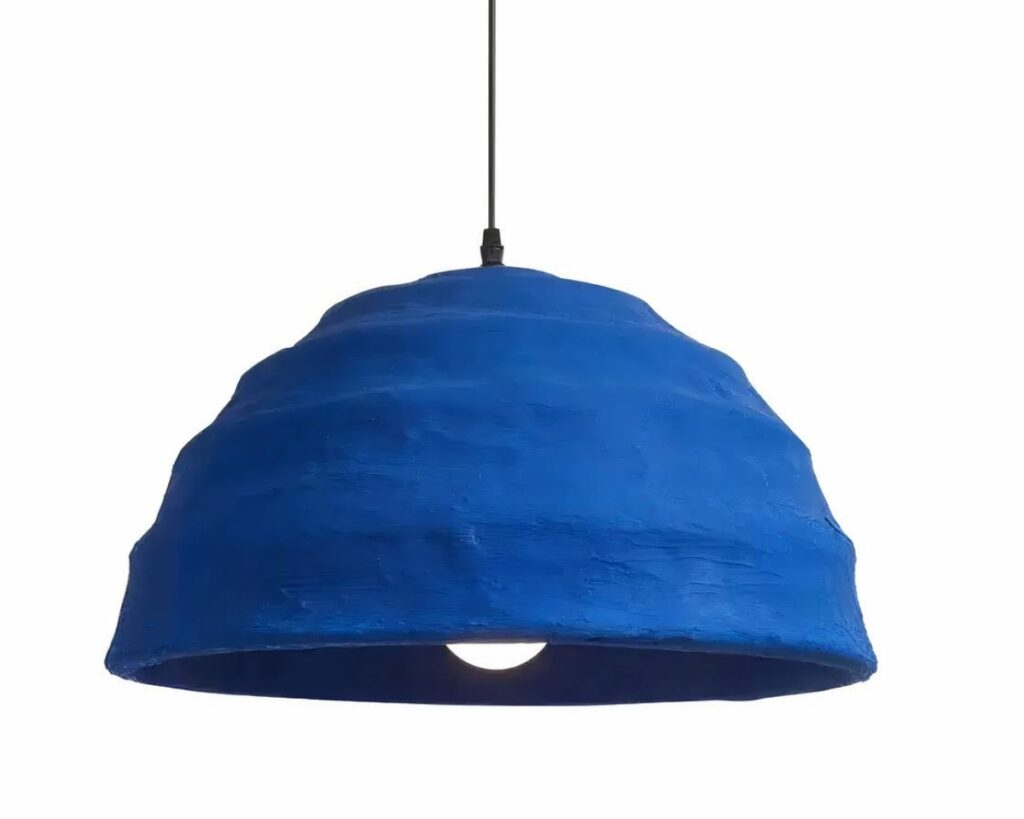 Suspension bleue de style nordique sur fond blanc.