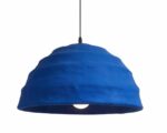 Suspension bleue de style nordique sur fond blanc.
