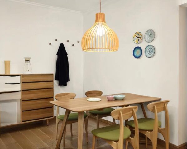 Suspension bois marron au design traditionnel au-dessus d'une table