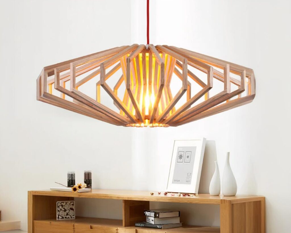 Suspension bois massif de style créatif sur fond gris avec un meuble en bois .