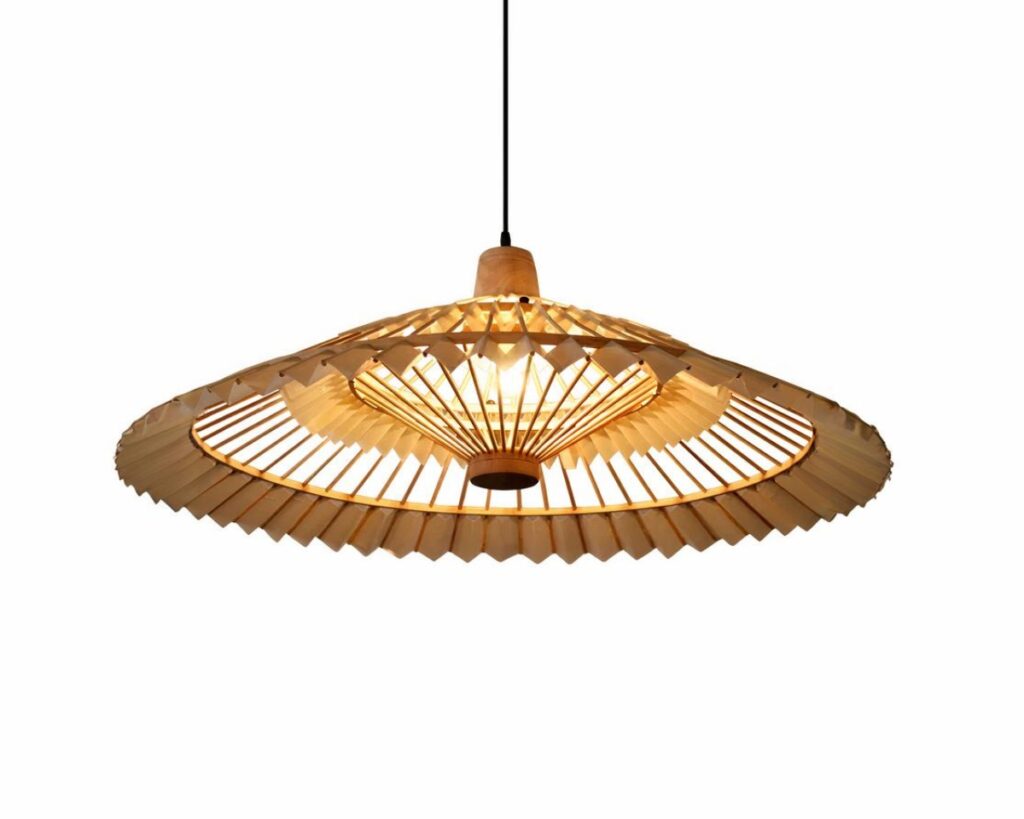 Suspension bois moderne en forme de chapeau sur fond blanc.