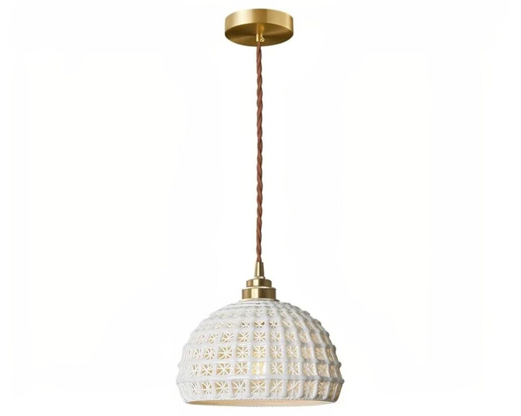Suspension céramique moderne au design gaufré sur fond blanc