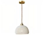 Suspension céramique moderne au design gaufré sur fond blanc