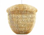 Suspension rotin artisanale sur fond blanc.