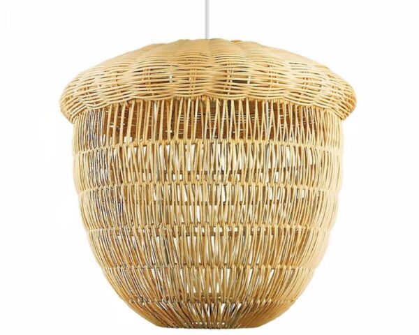 Suspension rotin artisanale sur fond blanc.