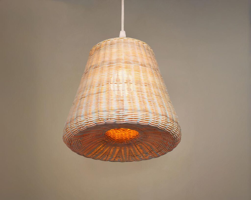 Suspension rotin et bambou tissée à la main sur fond beige