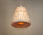 Suspension rotin et bambou tissée à la main sur fond beige