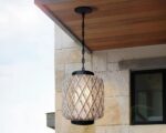 Suspension rotin style japonais fixée sur un plafond en bois en extérieur.