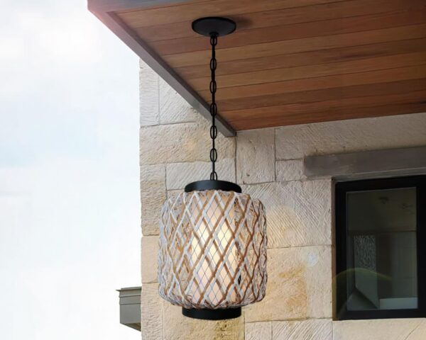 Suspension rotin style japonais fixée sur un plafond en bois en extérieur.