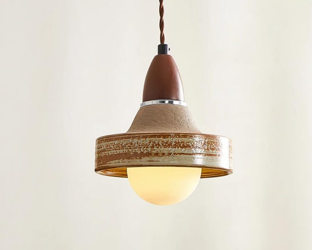 Suspension terre cuite au design rétro sur fond beige.
