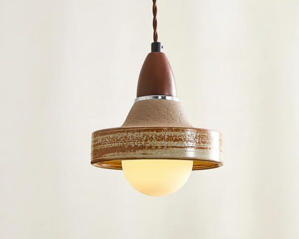 Suspension terre cuite au design rétro sur fond beige.