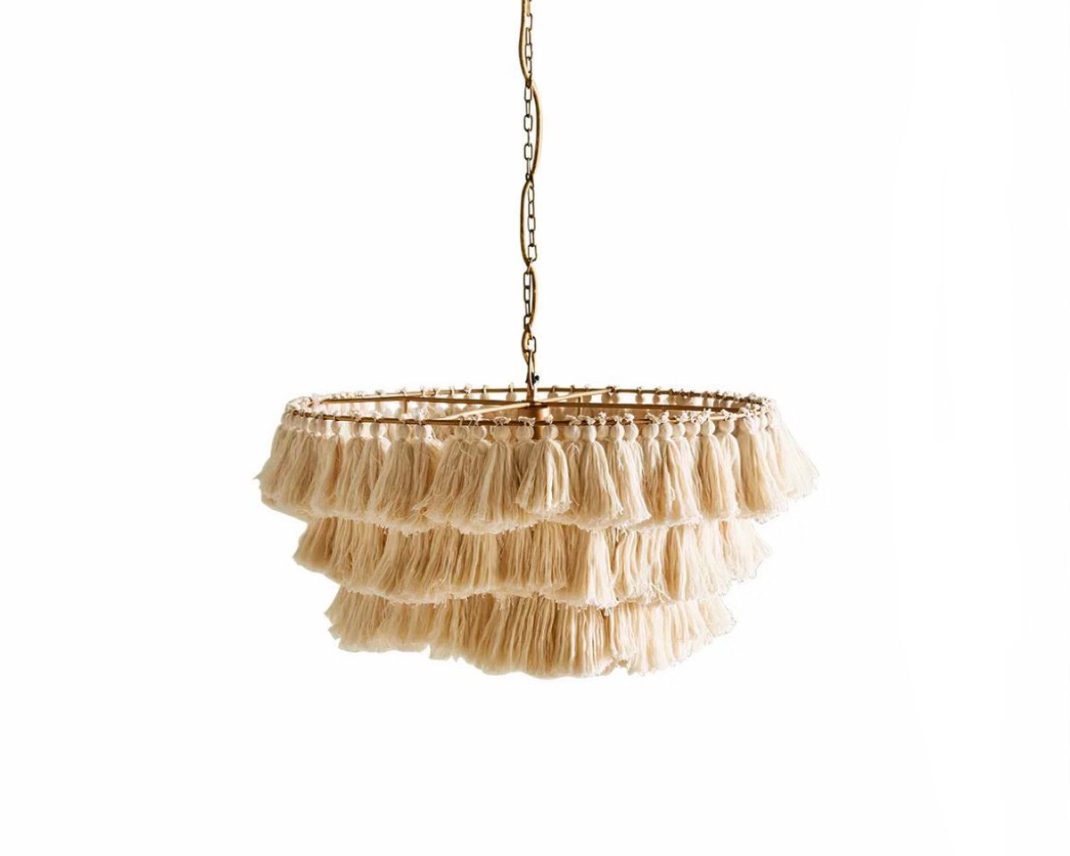 Suspension tissu beige à pampilles sur fond blanc