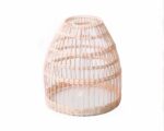 Abat jour artisanal en rotin sur fond blanc
