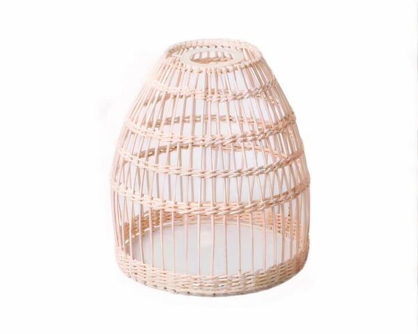 Abat jour artisanal en rotin sur fond blanc