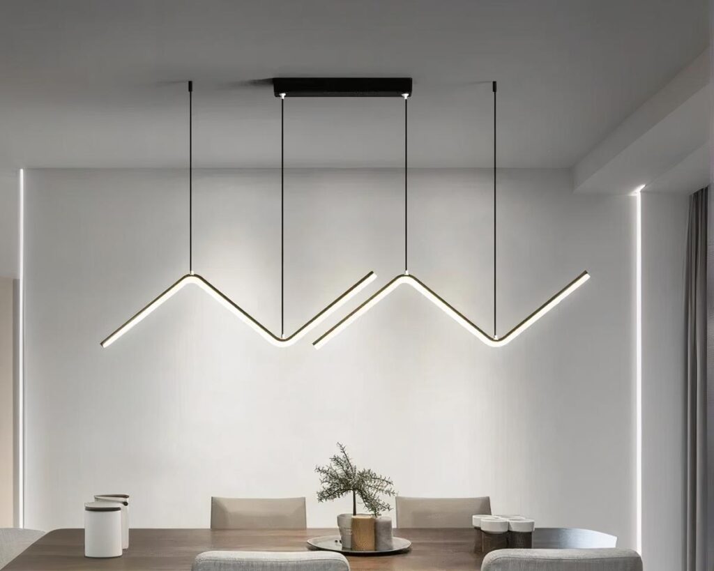 Suspension 2 lampes LED sophistiquée et moderne au-dessus d'une table avec des chaises et une plante verte