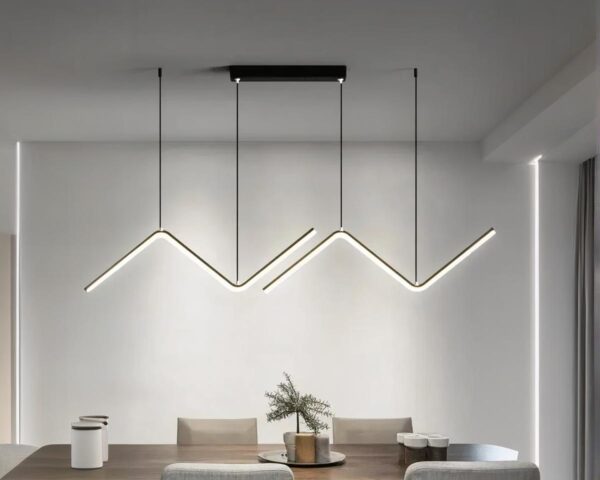 Suspension 2 lampes LED sophistiquée et moderne au-dessus d'une table avec des chaises et une plante verte