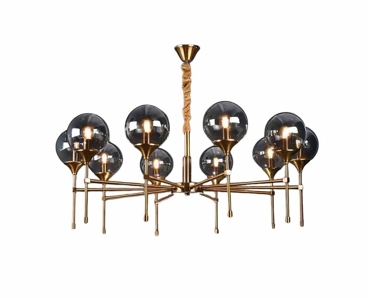 Suspension ampoule LED dorée et minimaliste sur fond blanc