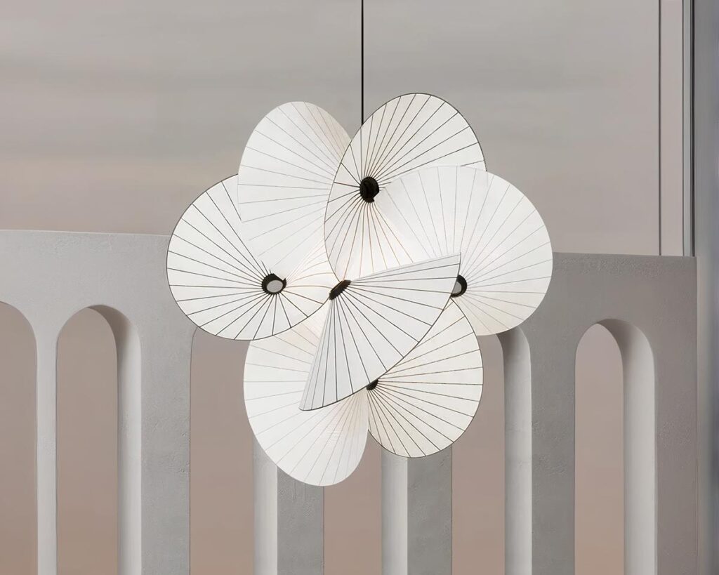 Suspension artistique et fantaisiste en tissu sur fond gris