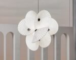Suspension artistique et fantaisiste en tissu sur fond gris